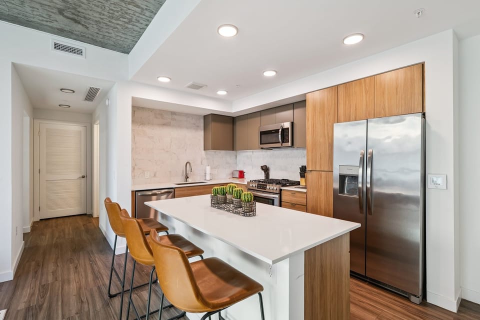 Kitchen & dining area
