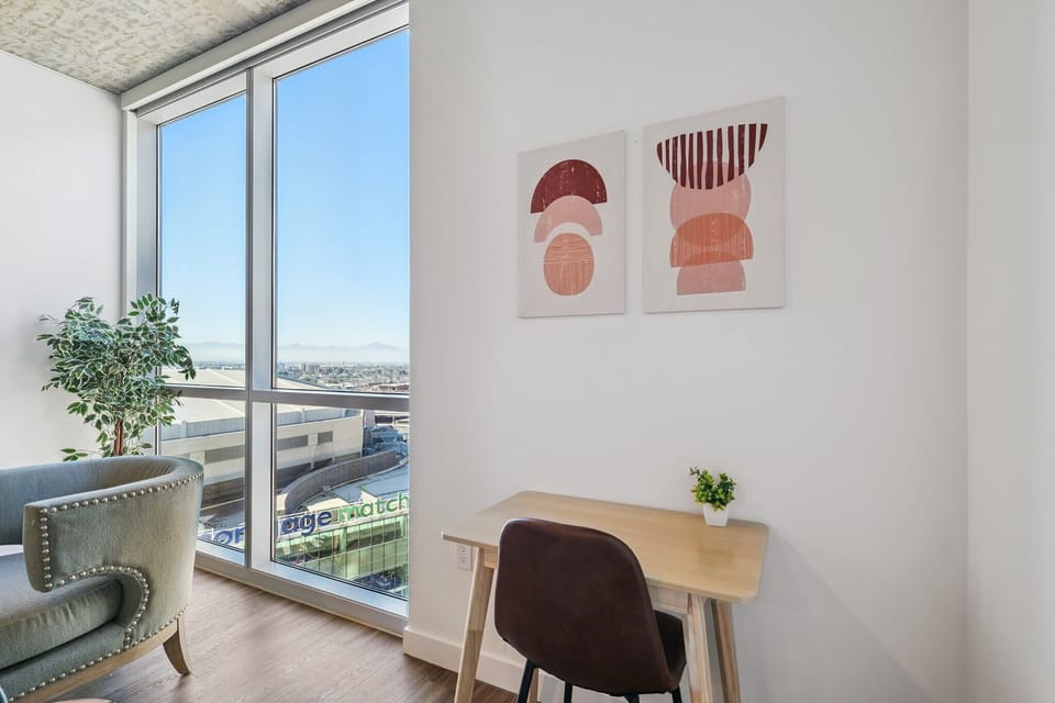 Desk/Laptop friendly space