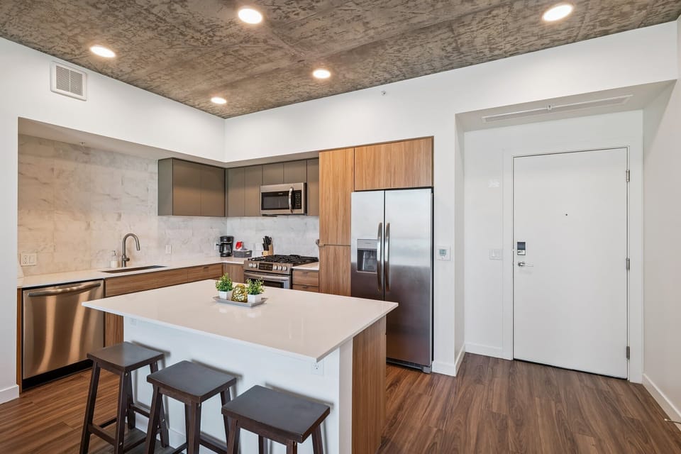 Kitchen & dining area
