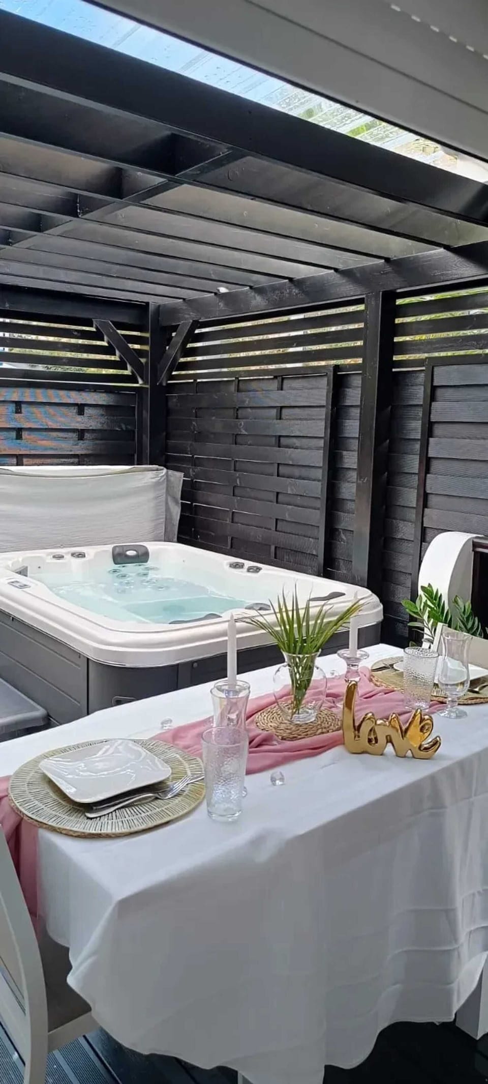 Outdoor spa tub