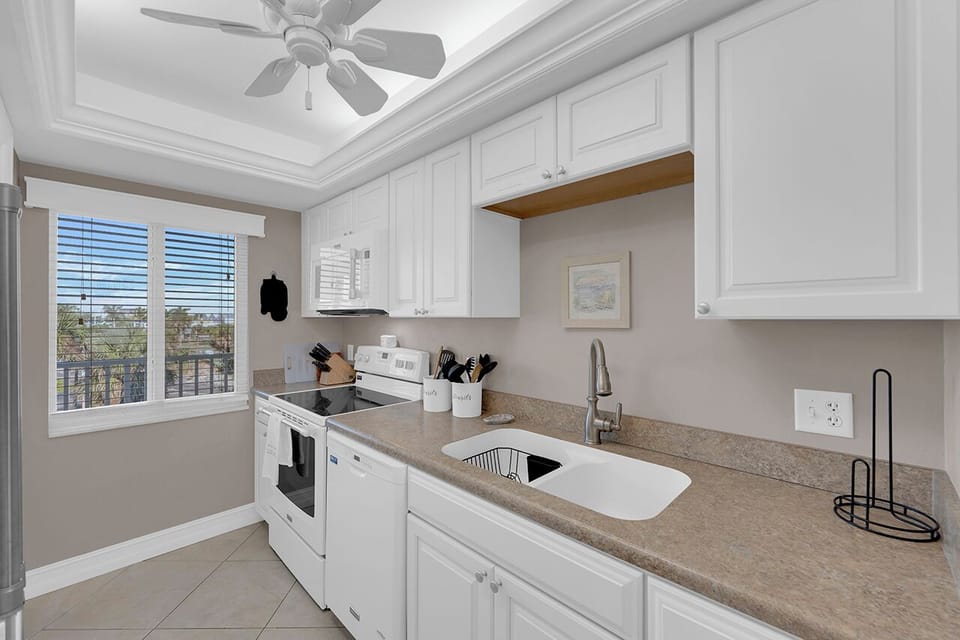 Leonardo Arms 317 has a Fully Equipped Kitchen   