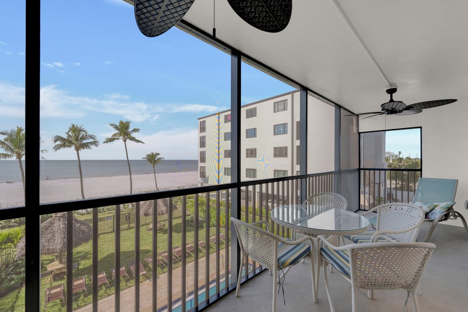 Screened in balcony with FABULOUS views of the Gulf 