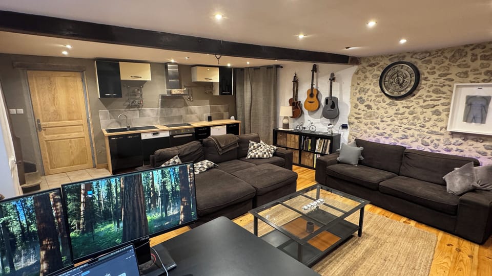 Chill out lounge with Nomadic work station, cinema Tv and high speed Wifi