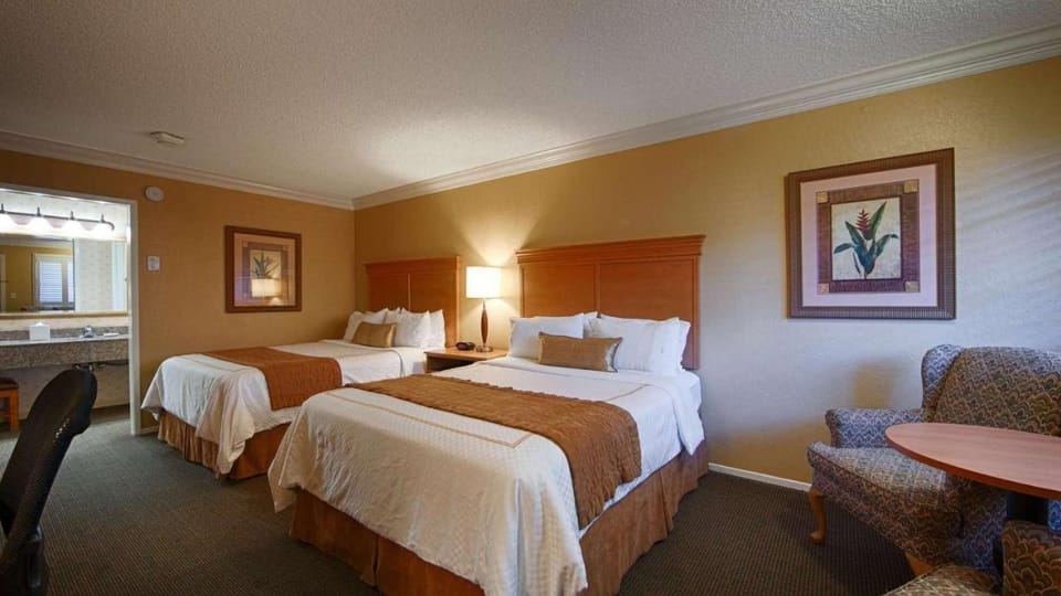 Queen Room- 2 Queen Beds with Seating Area