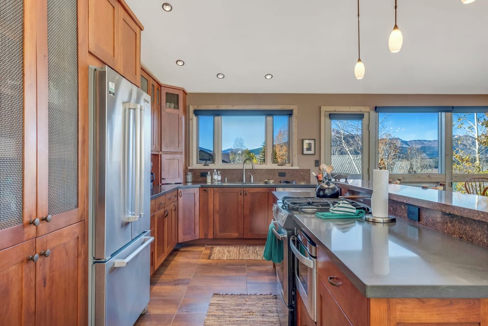 Kitchen, fully stocked!