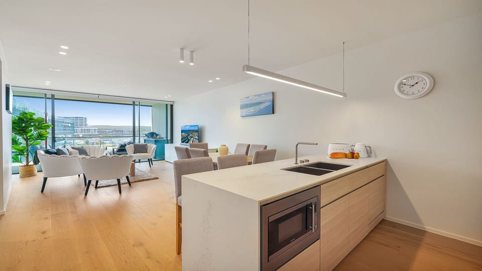 Marina Belle | Kitchen | Induction stove top | Oven | Intergrated fridge and dishwasher | Wi-Fi