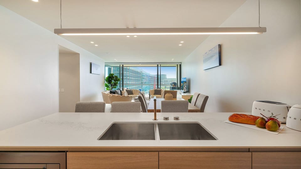 Marina Belle | Kitchen | Induction stove top | Oven | Intergrated fridge and dishwasher | Wi-Fi
