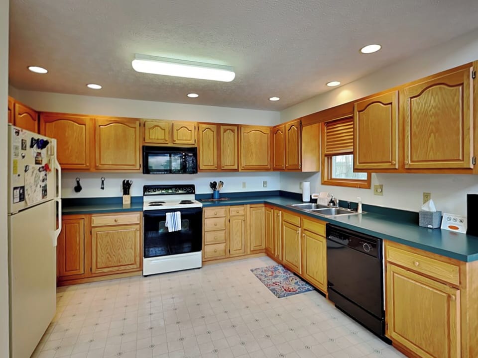 Spacious Full Kitchen