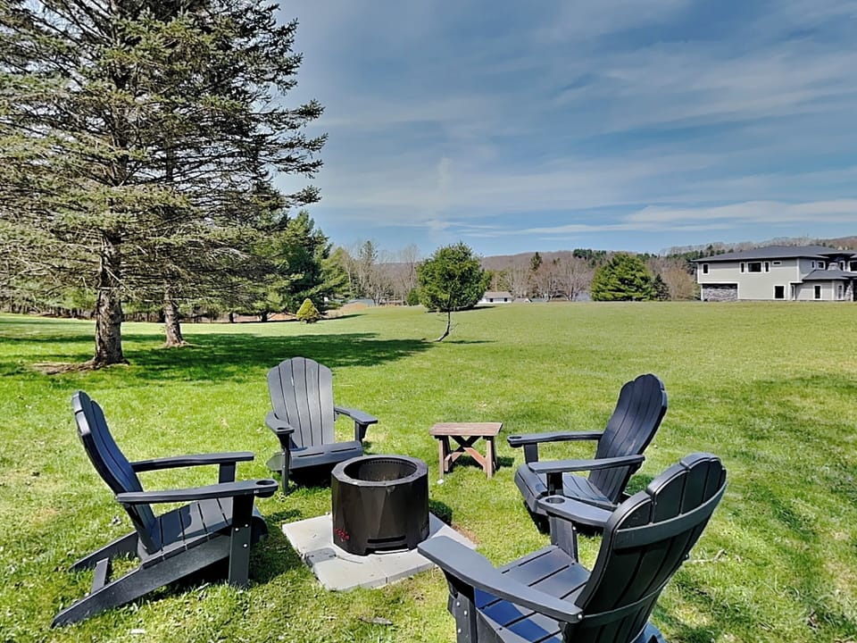 Large Yard w. Fire Pit