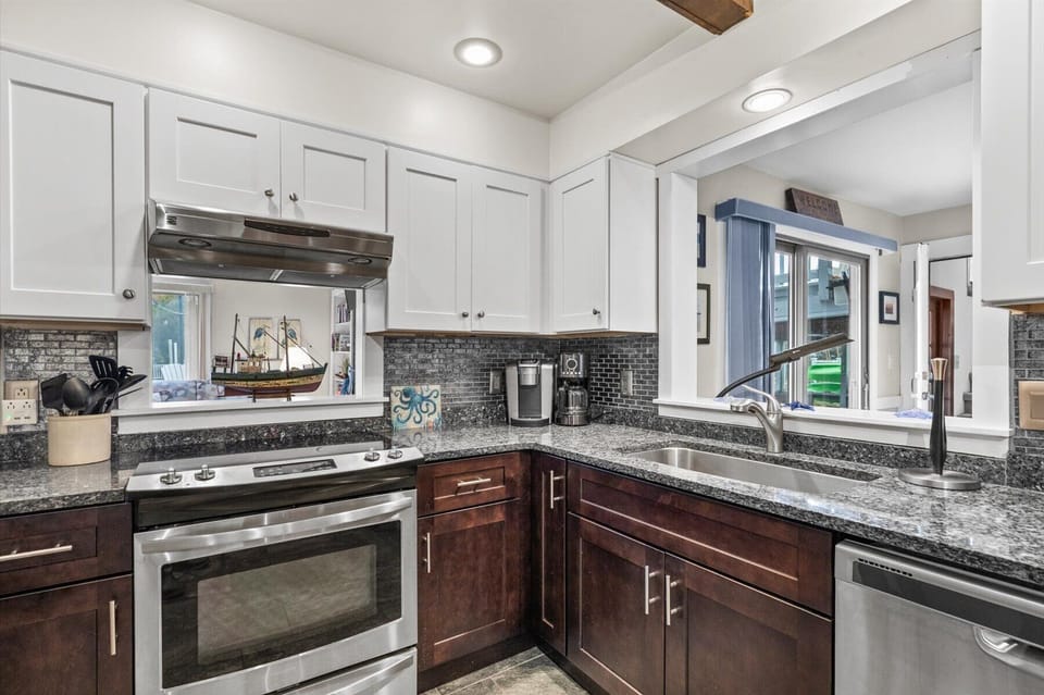This Kitchen offers all the Essentials to make you feel right at home!
