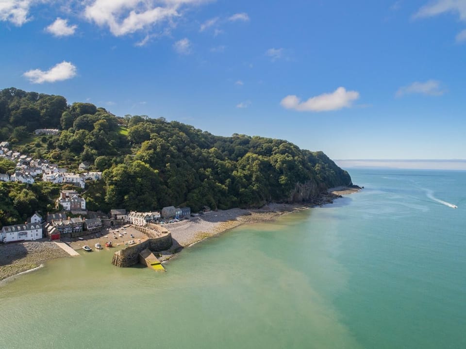 Just a 14 minute drive from the famous cobblestones of Clovelly 