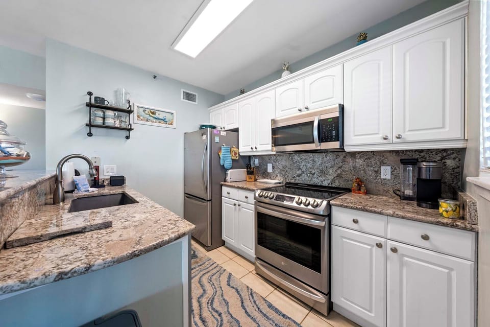 Full kitchen