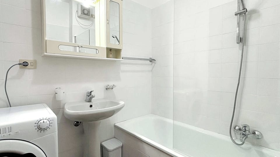 Bagno accessoriato con vasca.