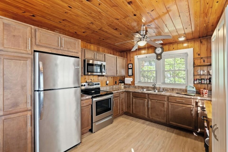 All modern appliances to make meal preparation a breeze.