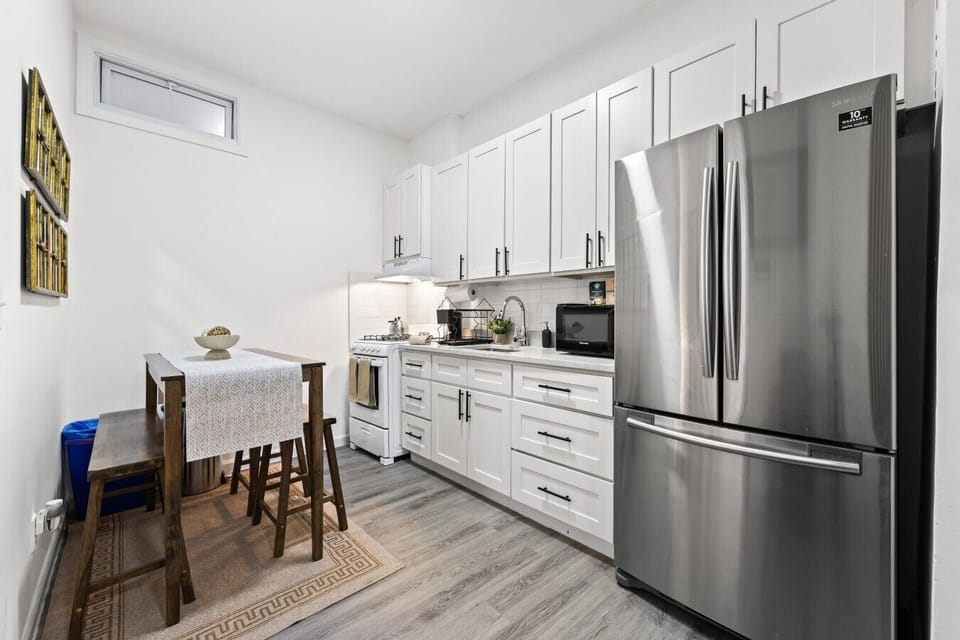 More than just a kitchen, this open space invites you to cook, connect, and enjoy the little moments of your stay.