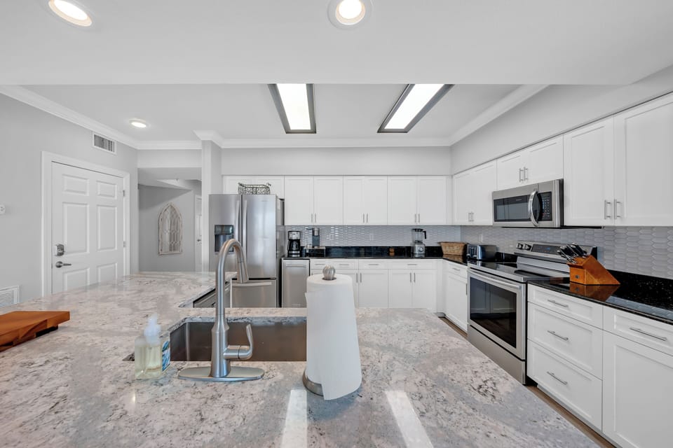 LARGE fully stocked kitchen, ice maker, Keurig and full size coffee pot