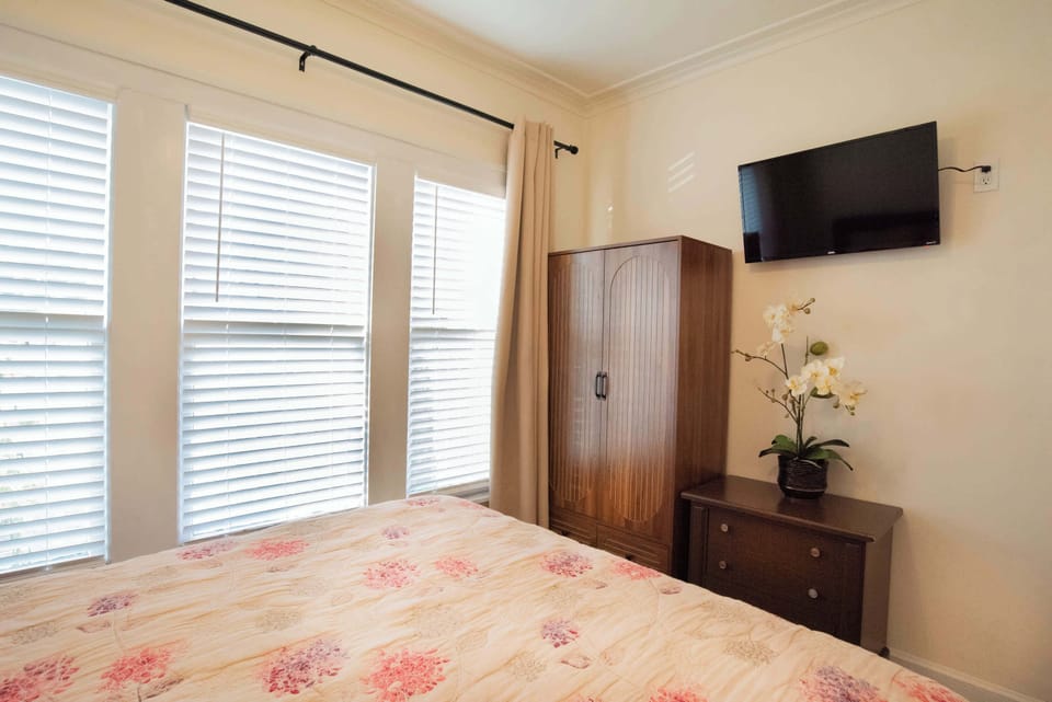 Bedroom 2 with queen bed and Smart TV 