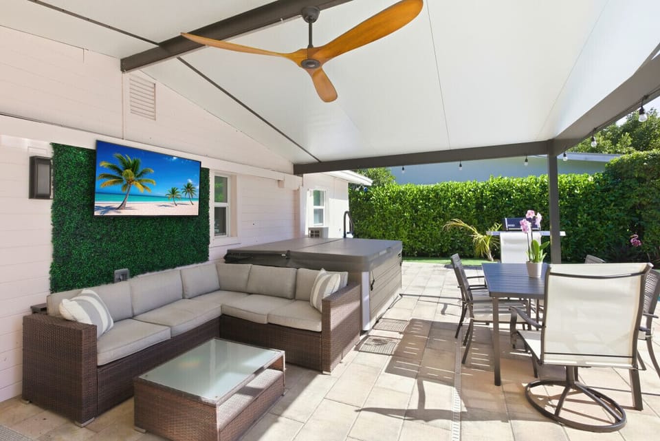 Eat/BBQ outside, watch the game, Relax in the Saltwater Hot tub.