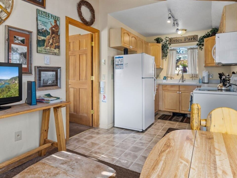 Fullsize kitchen with keruig and regular coffee pot and dishwasher.jpg