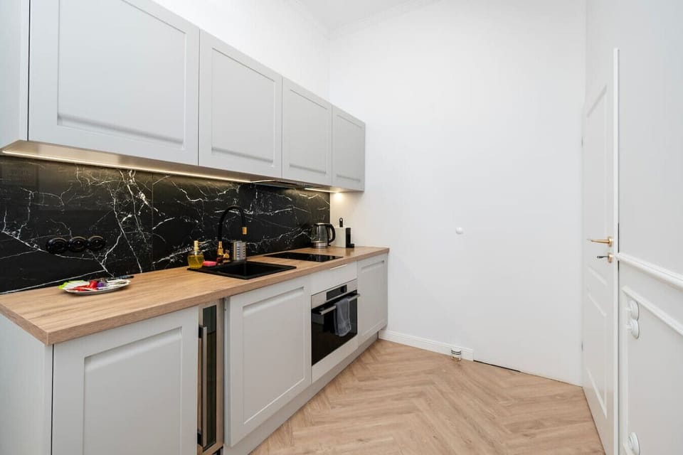 Fully Equipped Modern Kitchen with Oven, Induction Cooktop and Coffee Maker | Book Now with RENTUJEMY.COM