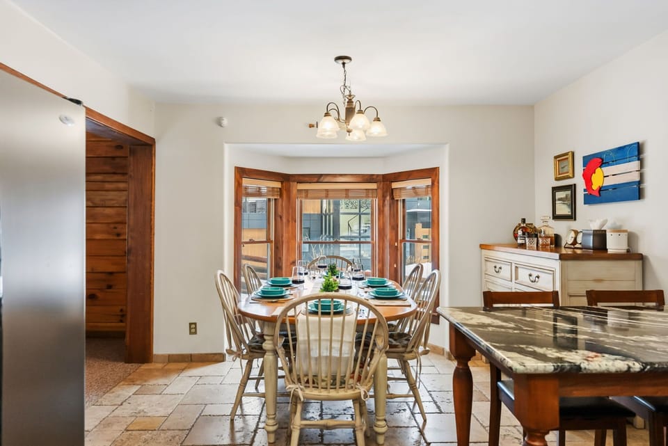 Dining area: Table seating for 6 plus nearby bar seating for 2