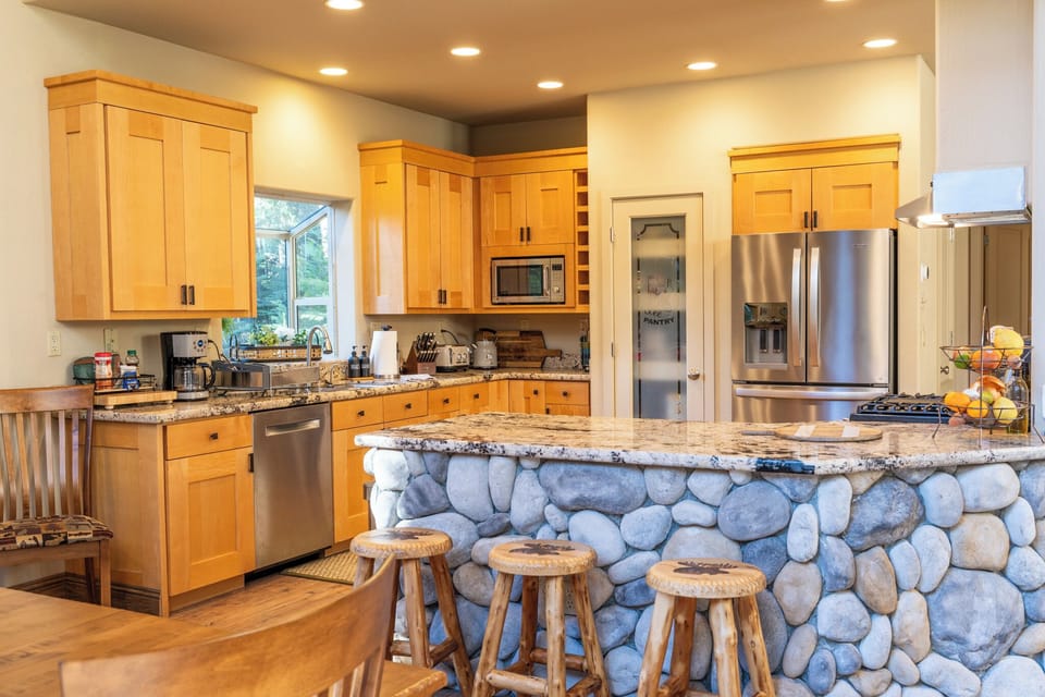 Fully stocked kitchen with 3 seater breakfast bar