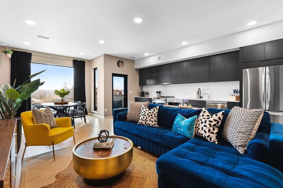 Bright and Spacious living with a sofa bed. HD TV with all the apps you could want. The living room overlooks the Cumberland River with a private patio!