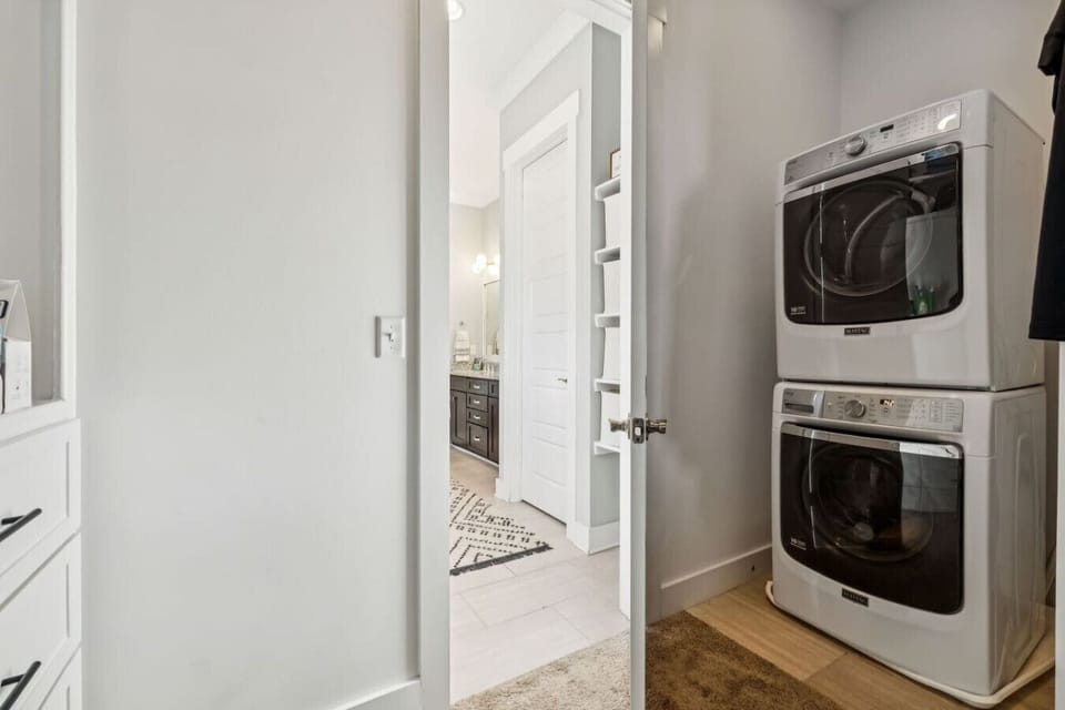 Ensuite bath to primary bedroom, with walk-in closet and laundry area.