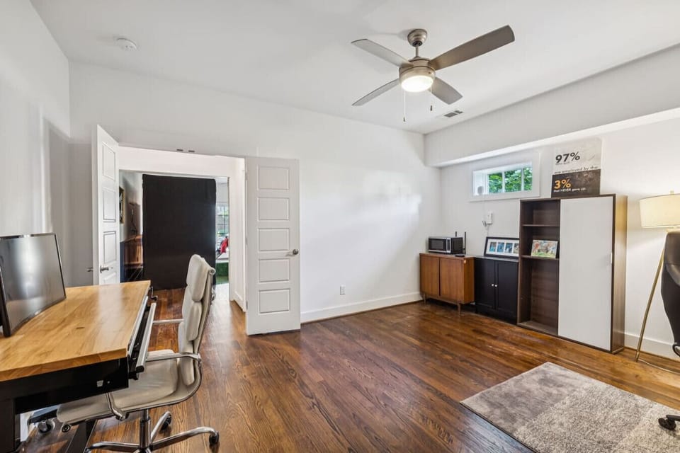 Bonus room, ideal for a playroom or home office!