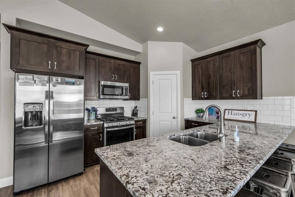 Fully equipped modern kitchen with everything you need to cook for the whole group.