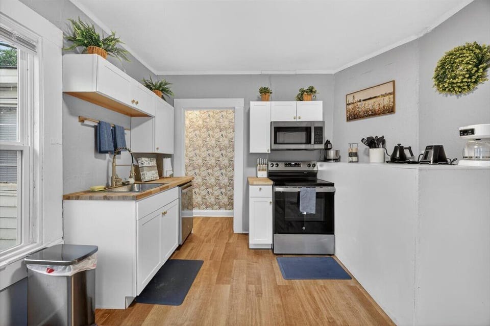 Kitchen w full size stainless steel appliances, utensils, pots &amp; pans, microwave, coffee pot (bring your favorite coffee).