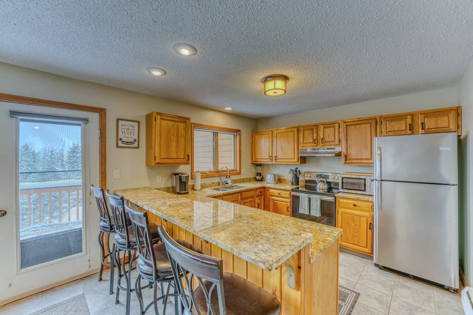 Fully Equipped Kitchen with Breakfast Bar