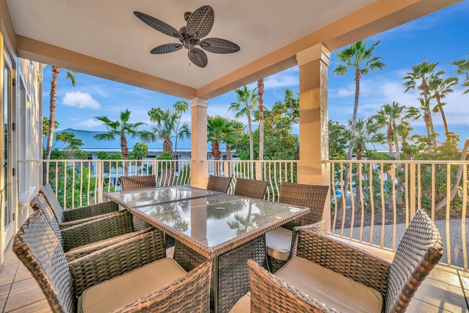 Spacious balcony with outdoor dining and stunning Gulf-view palm scenery—perfect for sunrise coffee or sunset dinners.