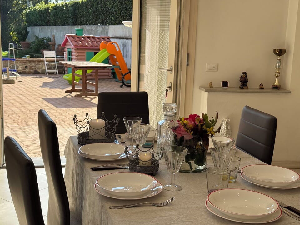 Furniture, Table, Chair, Tableware, Interior Design, Kitchen & Dining Room Table, Dining Room, Serveware, Lighting, Flooring
