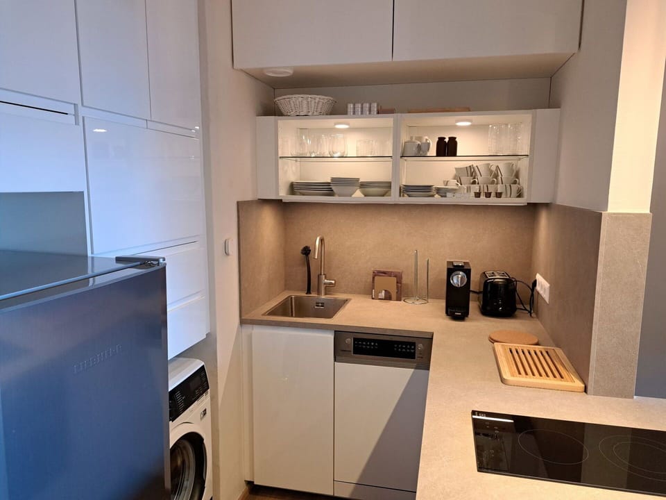 Kitchen Appliance, Major Appliance, Kitchen, Interior Design, Countertop, Flooring, Wood, Home Appliance, Cabinetry, Furniture