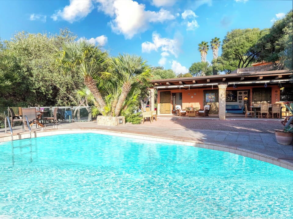 Swimming Pool, Water, Tree, Outdoor Furniture, Resort, Furniture, Leisure, Eco Hotel, Shade, Chair