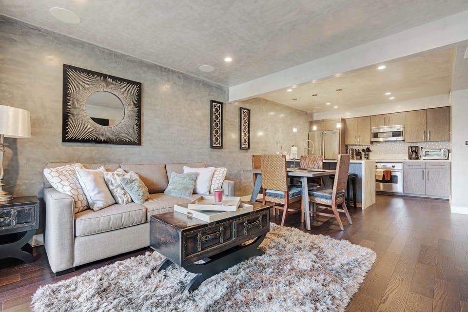 Open floor plan of this luxury single bedroom condo.