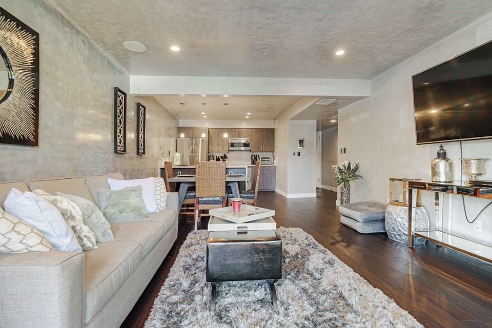 Open floor plan in this luxury single bedroom condo. 