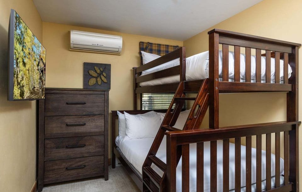 Bedroom 3 - Bedding and decor varies