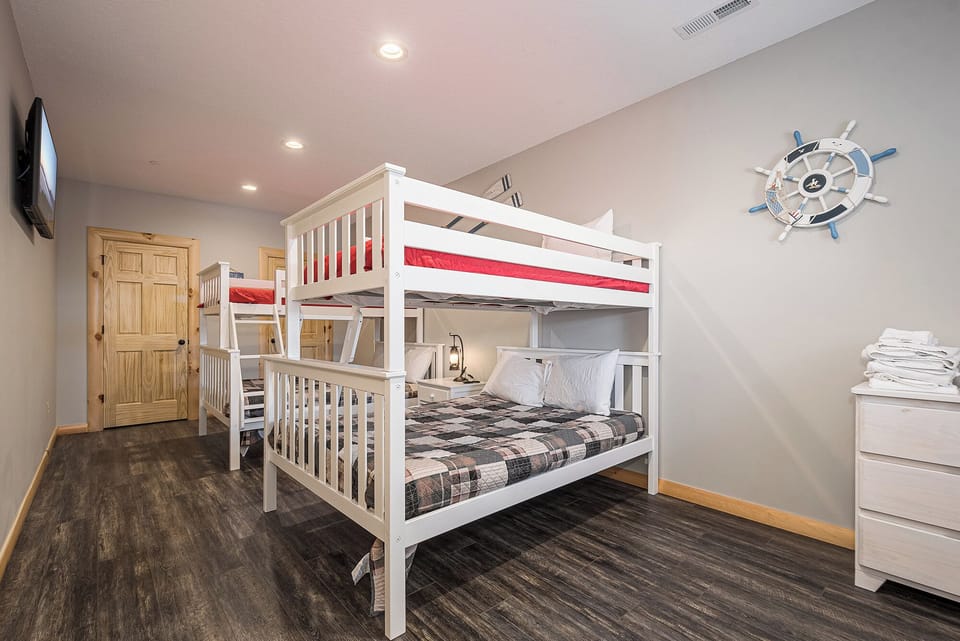 Lower Level Bunkroom - Mountain Crest Lodge