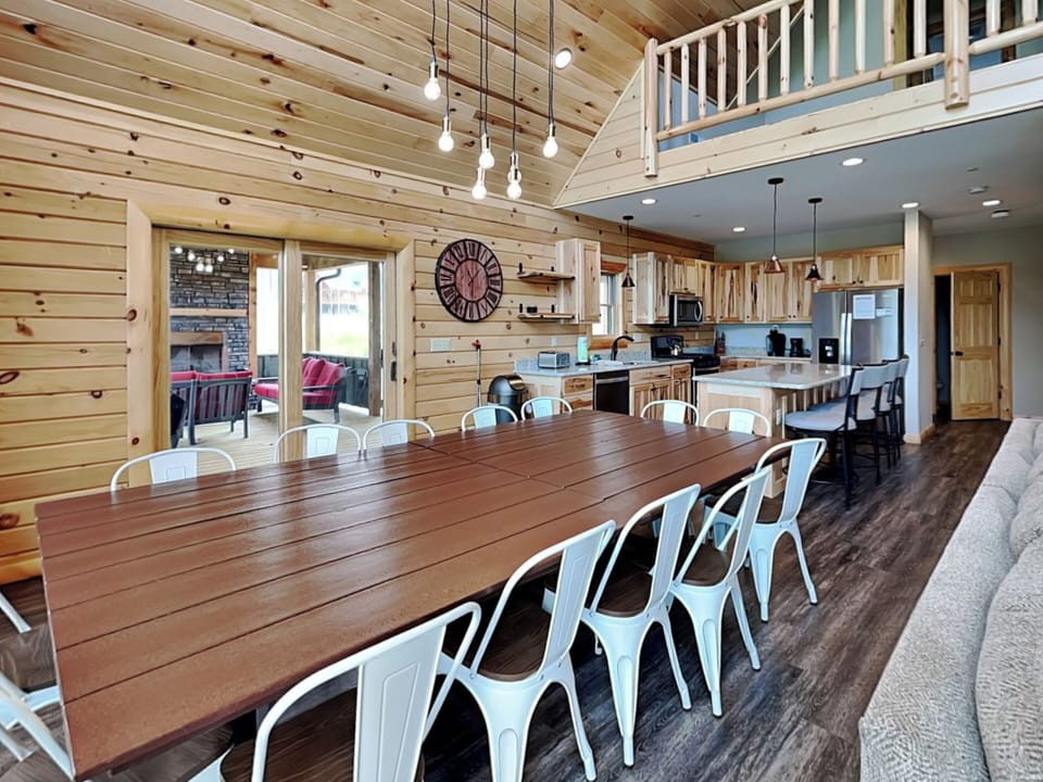 Dining Area with Seating for 14 - Mountain Crest Lodge