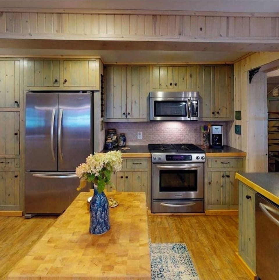 Modern updated Kitchen with everything you need.