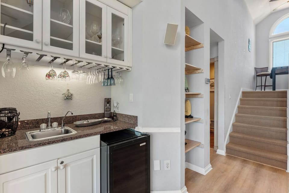 M297: Sea Pride | Top Level Living Area w/ Wet Bar