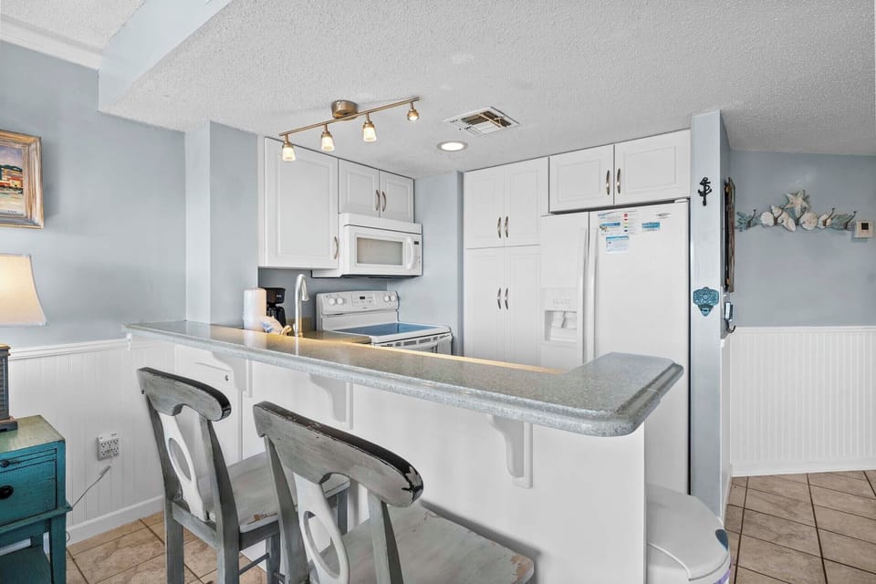 Eat-in kitchen bar