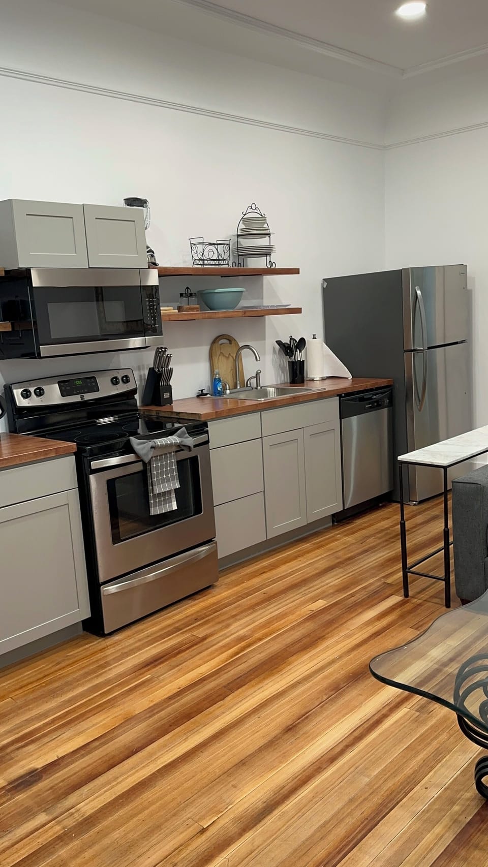 Kitchen with electric stove, microwave, dishwasher, refrigerator