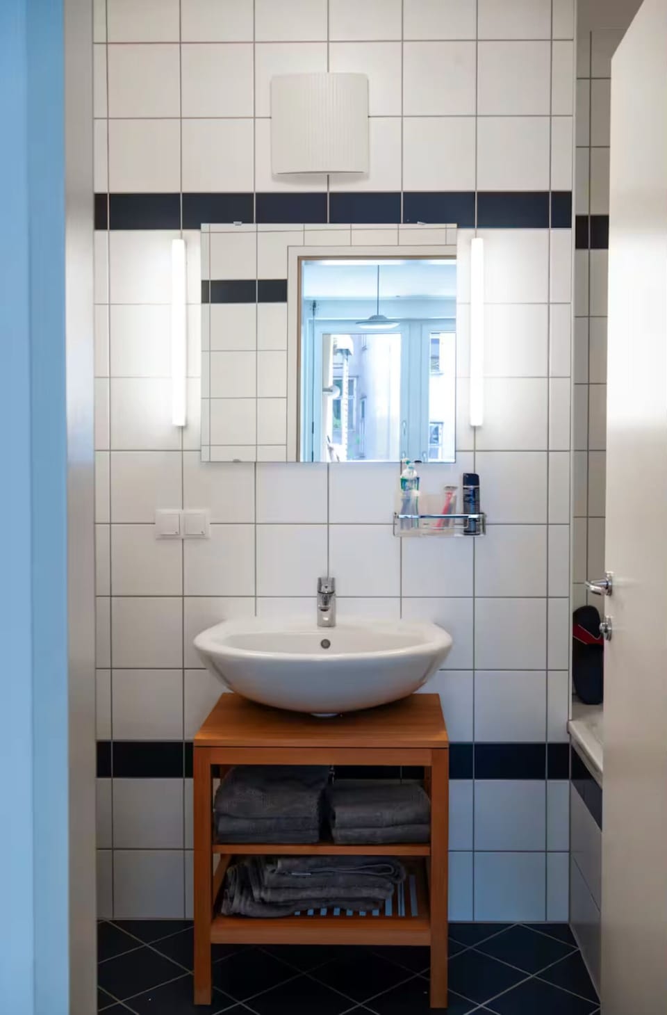 Bathroom (with bath tub and washer)