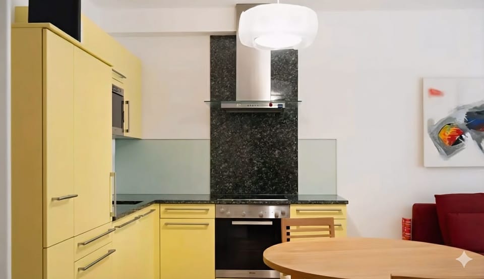 Kitchen and Dining Table incl Dish Washer, Oven, etc