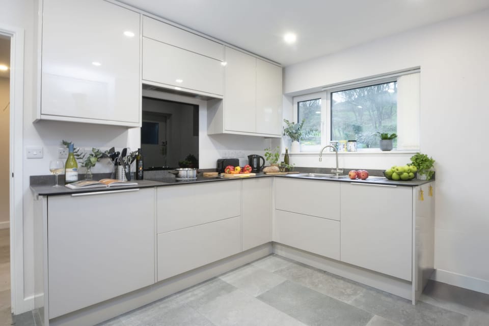 Kitchen with hob, dishwasher, kettle and toaster - 10 The Valley