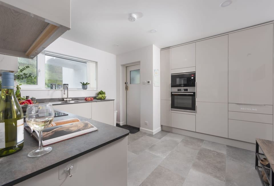 Kitchen with oven and microwave - 10 The Valley