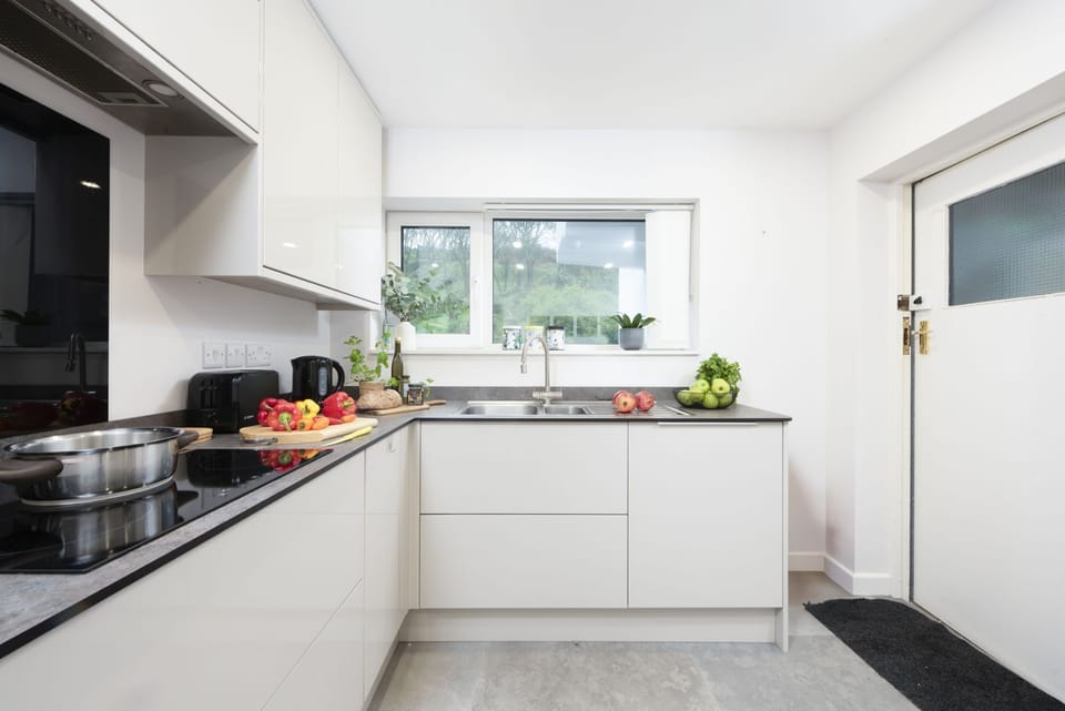 Modern kitchen - 10 The Valley